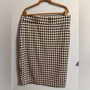 Alfani Women’s B&W herringbone pattern skirt, scuba material size 18W